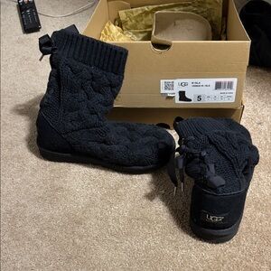 Ugg sweater boots , black.
Very comfortable. Very good condition.